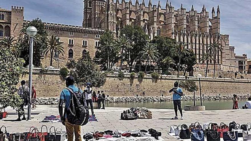 Venta ambulante ilegal en el Parc de la Mar.