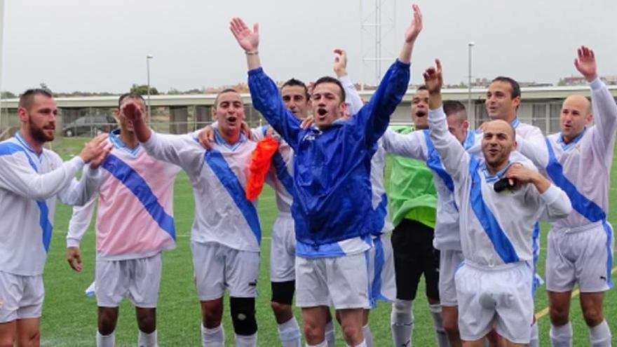 Futbolistas del equipo gallego celebran su primer puesto en el campeonato.