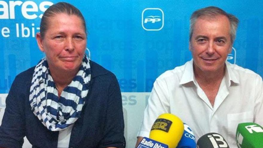 Virginia Marí y Vicent Serra, en la sede del PP de Ibiza.