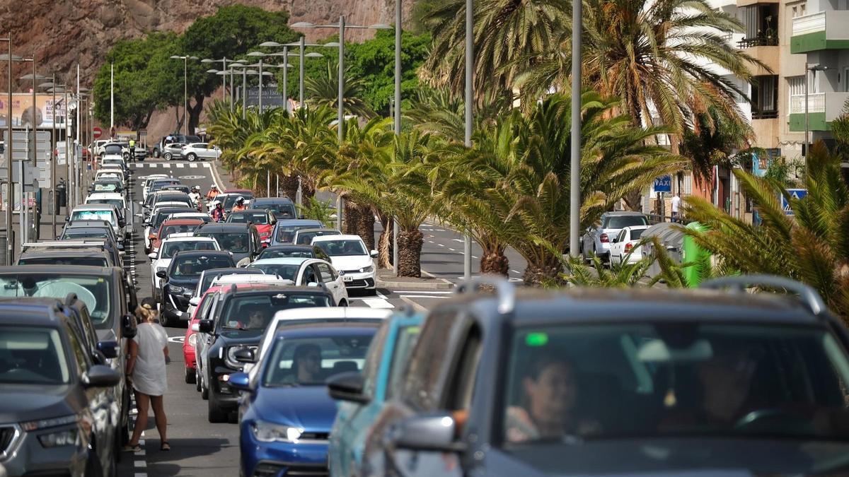COLAS TENERIFE CALOR El bochorno lleva a miles de personas a las