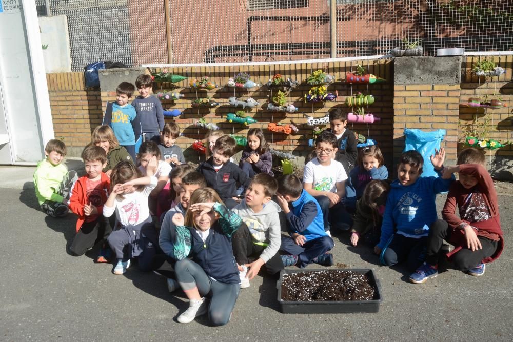 Un jardín con macetas recicladas