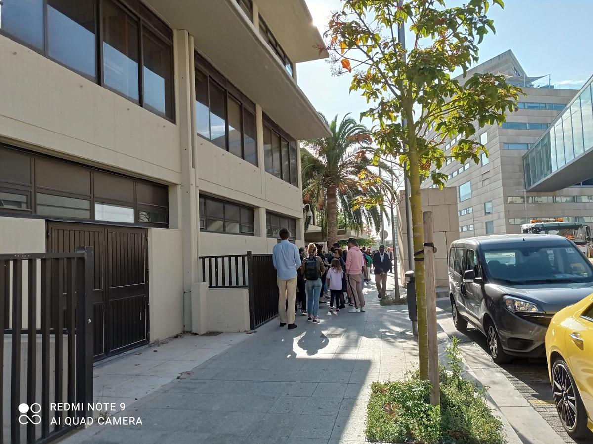 Exterior de la oficina de Extranjería en Nou Llevant, en Palma.