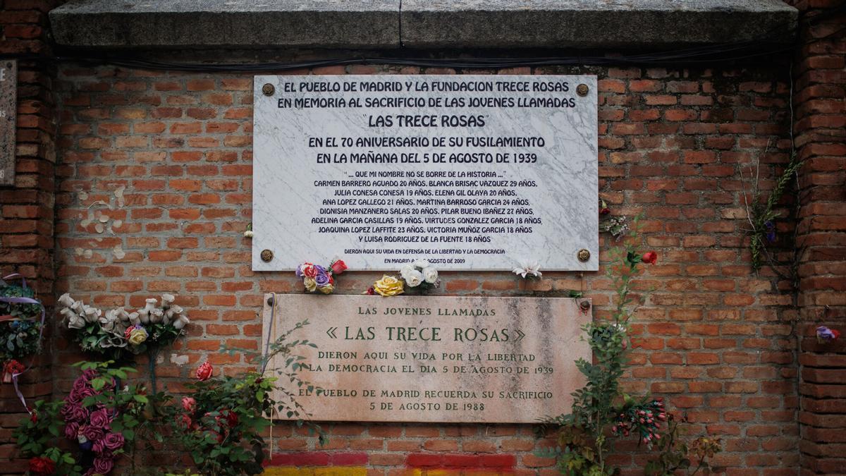La placa conmemorativa de las Trece Rosas