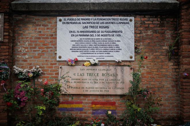 Sánchez y el PSOE homenajean a las Trece Rosas en el 87 aniversario de su fusilamiento