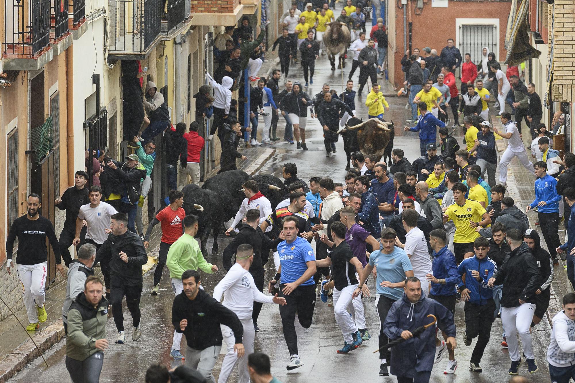 Velocidad y peligro en el histórico encierro de Victoriano del Río en la Vall d'Uixó