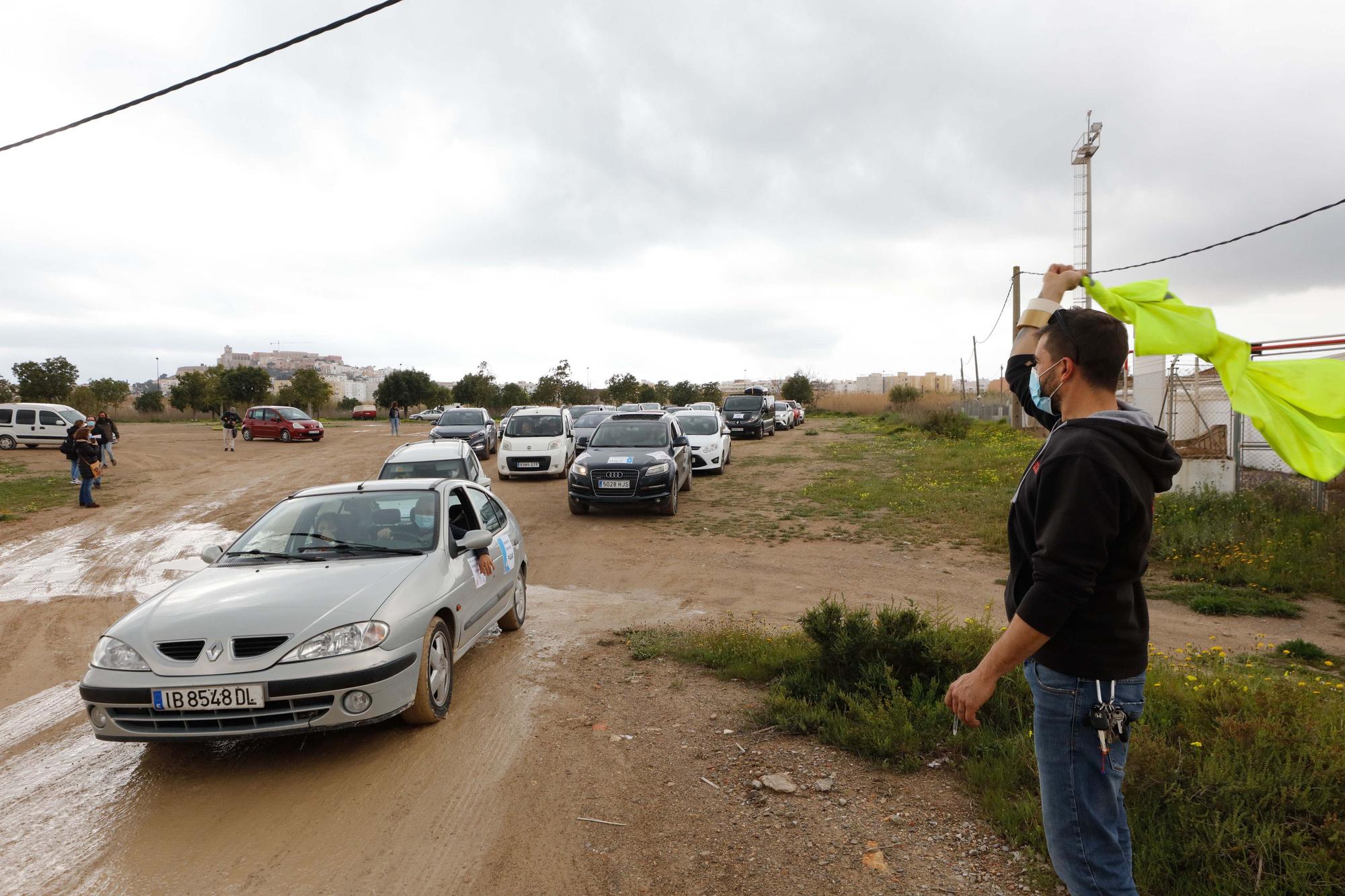 La manifestación motorizada de las patronales de Ibiza congrega a 120 vehículos