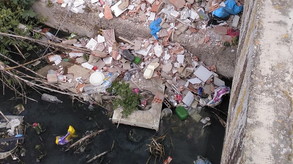 Vertido de escombros que denuncia Ecologistas Baena en el cauce del río Marbella.