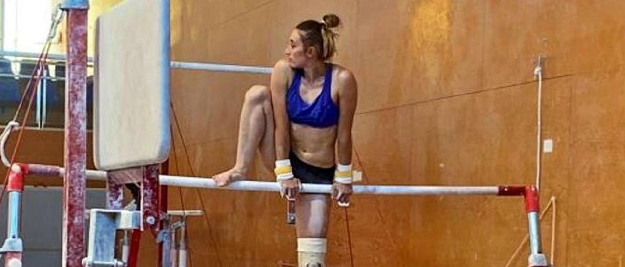 Cintia Rodríguez se ejercita en las paralelas asimétricas.