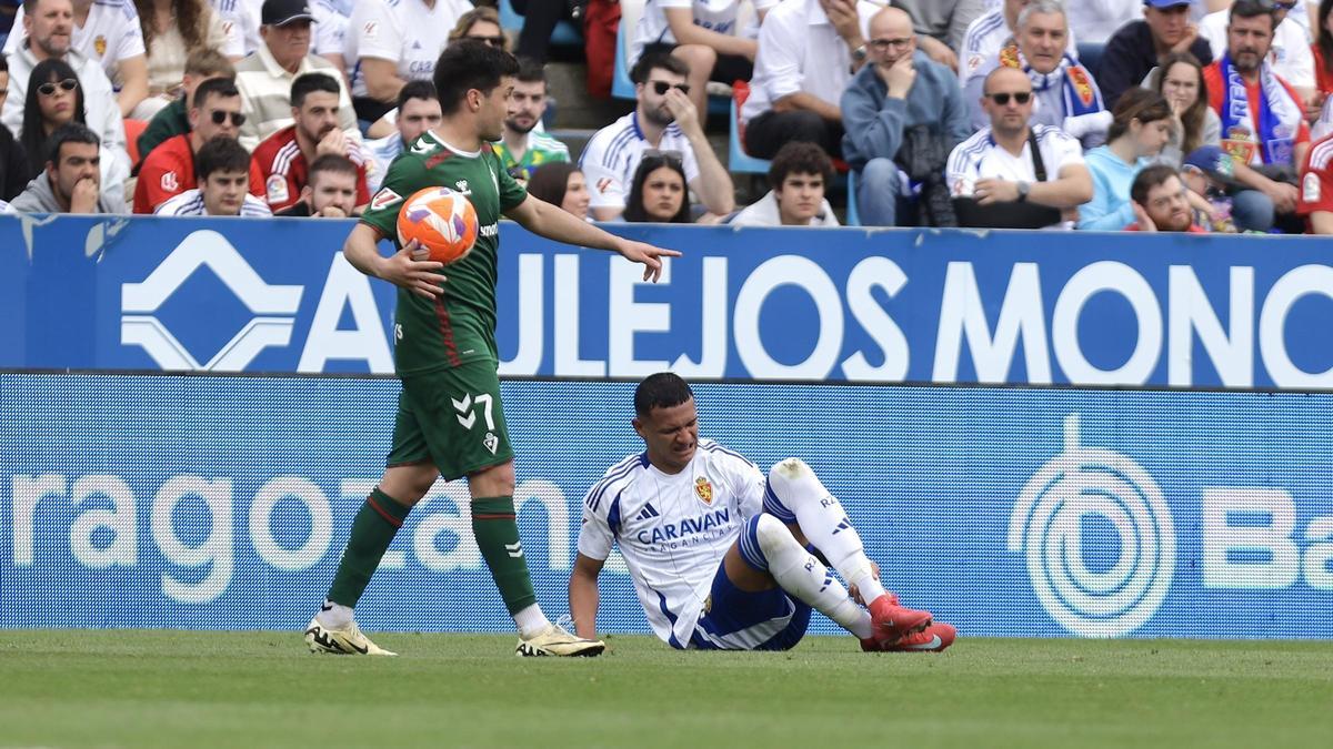 Arriaga se duele durante el partido disputado ante el Eibar en La Romareda.