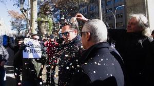 Eduardo Martin  responsable de  Unauto asociacion de vehiculos con conductor aguanta pacientemente la lluvia de confetis que le lanzan los taxistas en Barcelona.