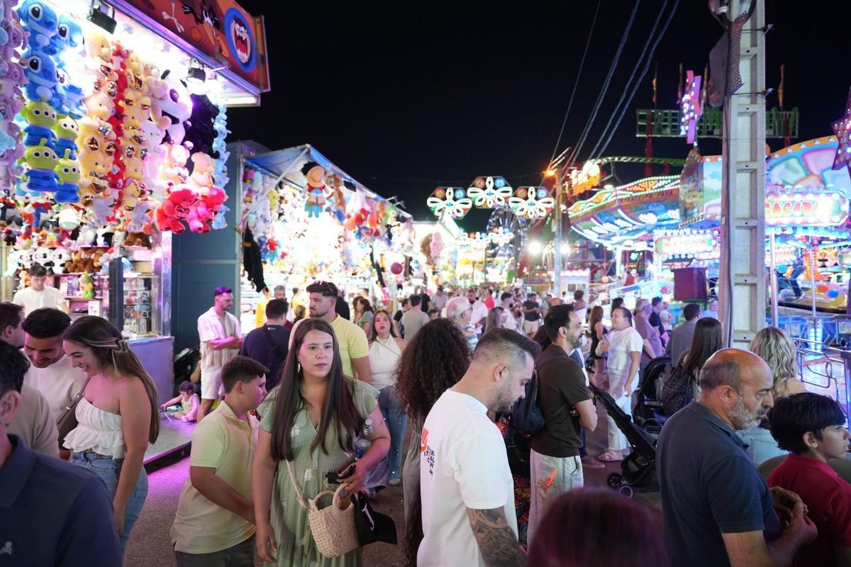 Ambiente familiar en la zona de atracciones de la Feria de San Juan 2026.