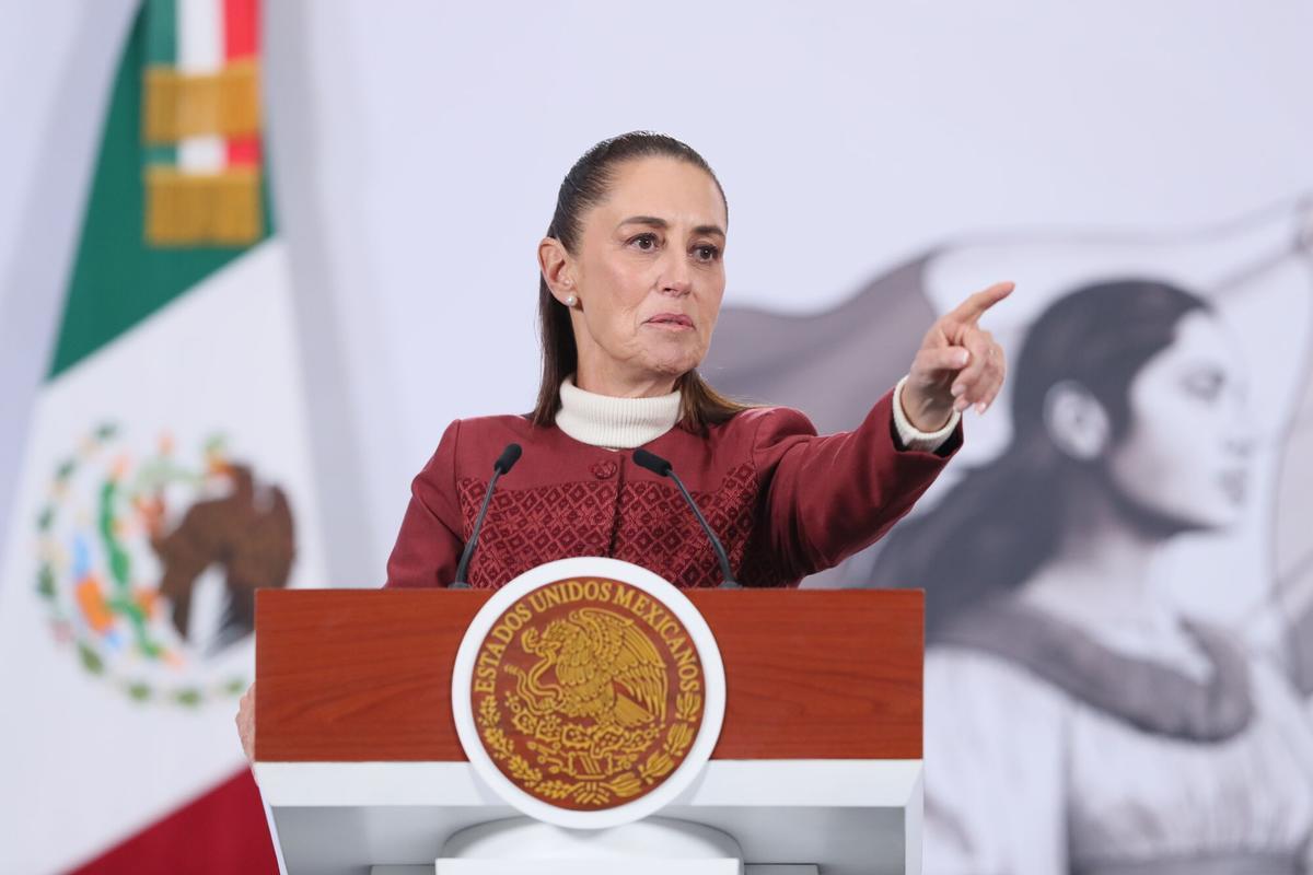La presidenta de México, Claudia Sheinbaum, habla durante una rueda de prensa este lunes, en el Palacio Nacional de la Ciudad de México (México)