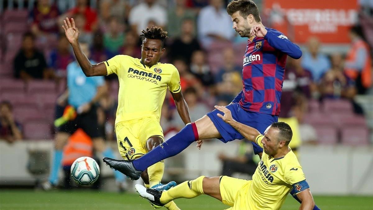 Piqué, entre Cazorla y Chukwueze durante el Barça-Villarreal.