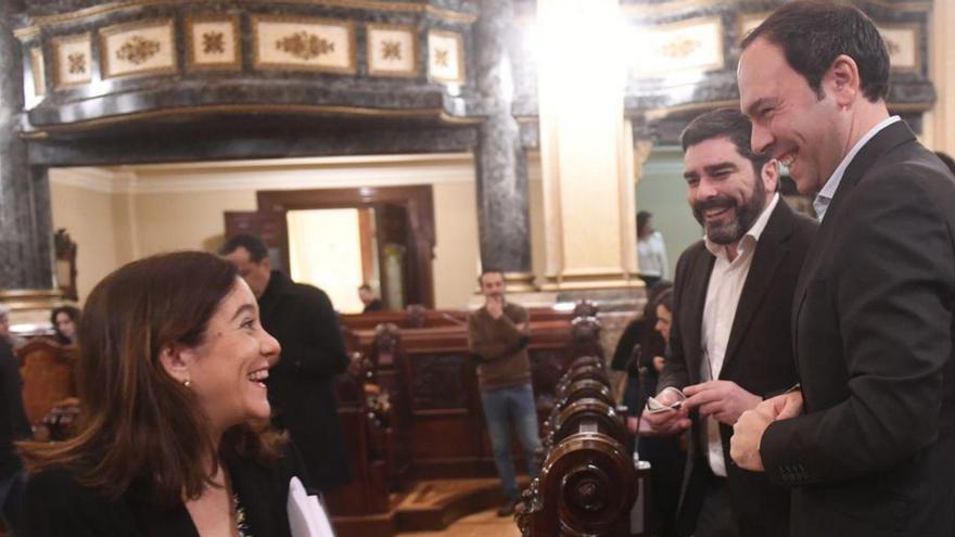 Rey charla con ediles del PP antes del pleno del jueves. | // CARLOS PARDELLAS