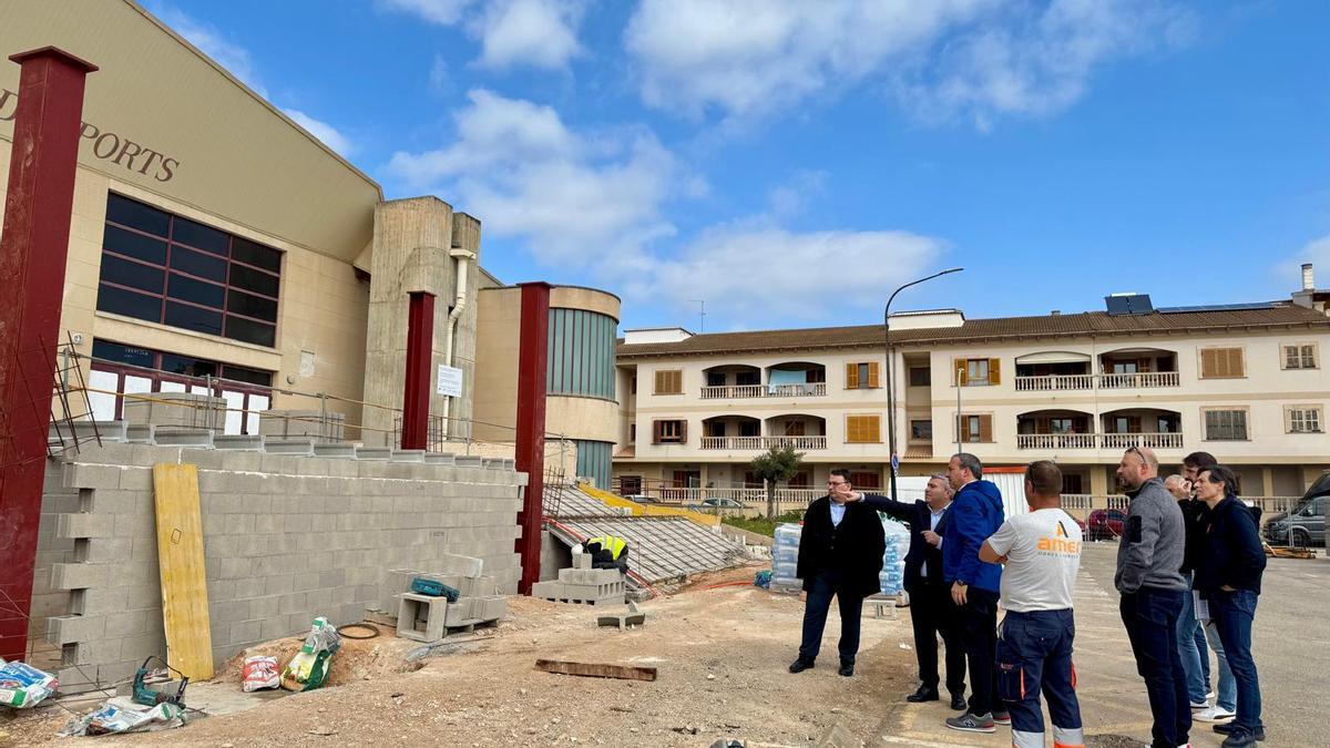Las autoridades han visitado las obras de instalación de la pérgola.