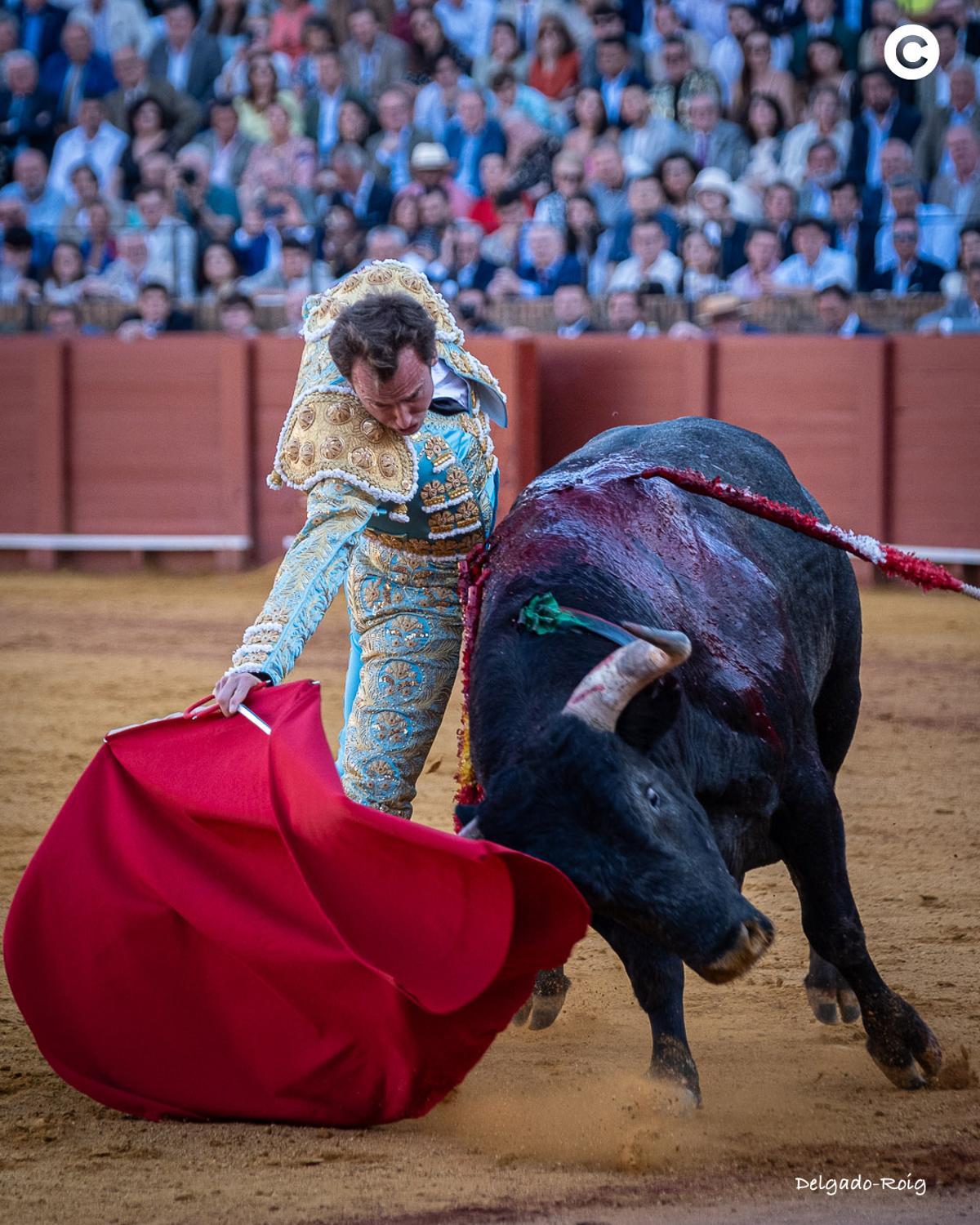 El valenciano, con su primer Miura.