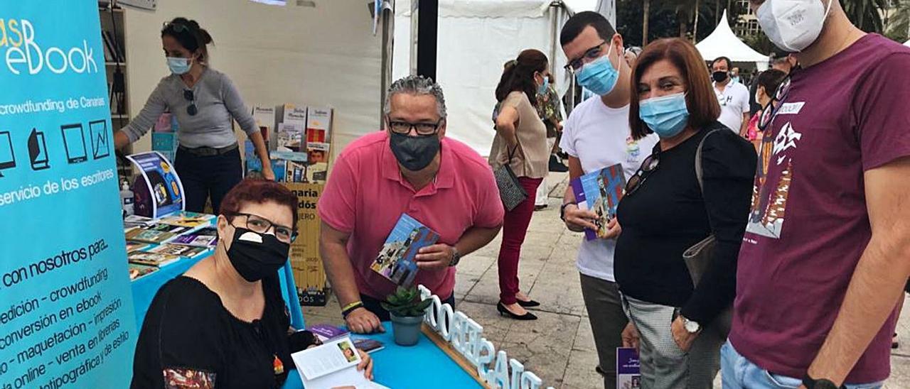 La docente y escritora Pilar Ramos Díaz durante su firma de libros en la Feria del Libro de Las Palmas de Gran Canaria.