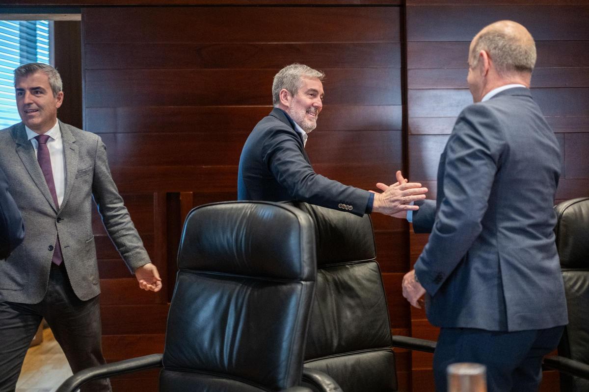 El presidente Fernando Clavijo saluda al presidente de la patronal de Las Palmas, Pedro Ortega, en presencia del vicepresidente Manuel Domínguez.