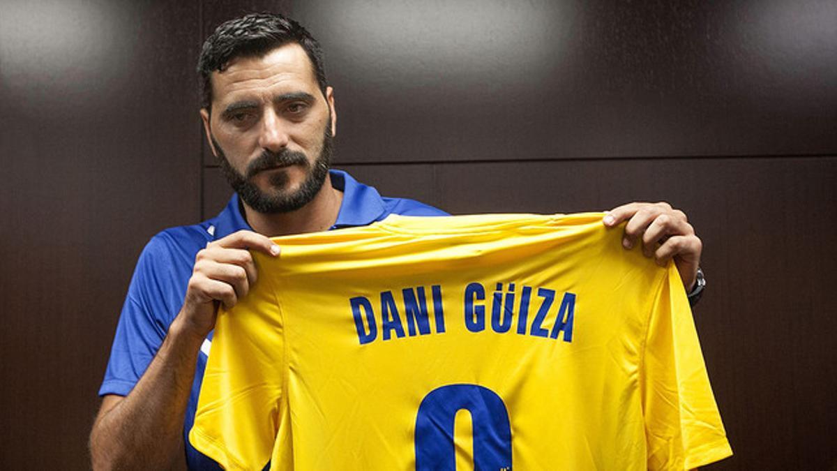 Güiza posa con la camiseta del Cádiz, en su presentación en las instalaciones del estadio Ramón de Carranza