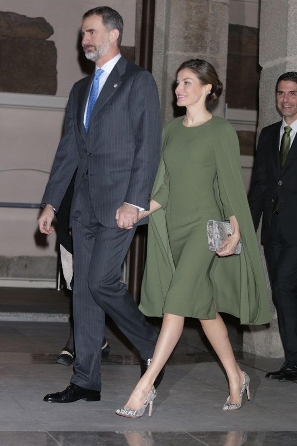 Letizia Ortiz, vestido verde y accesorios de animal print