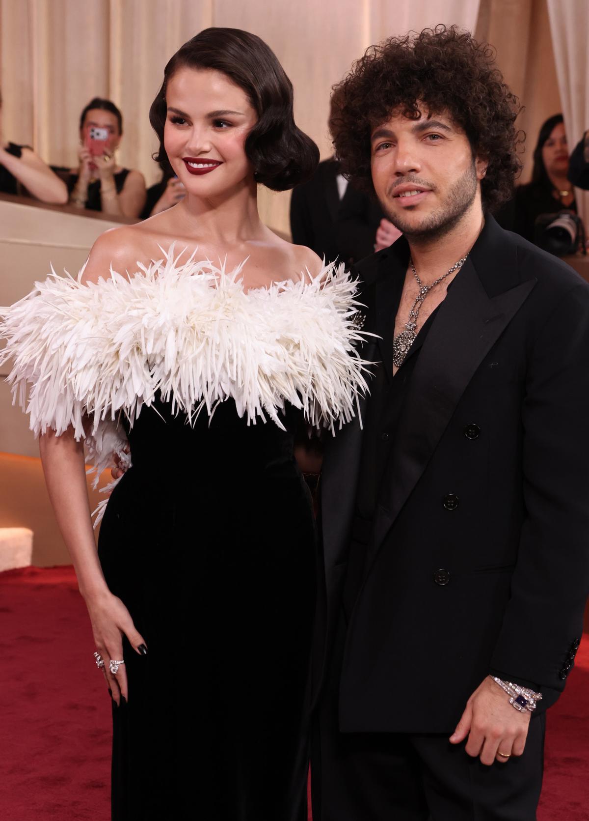 Selena Gomez posando junto a su marido, Benny Blanco, en los Globos de Oro 2026