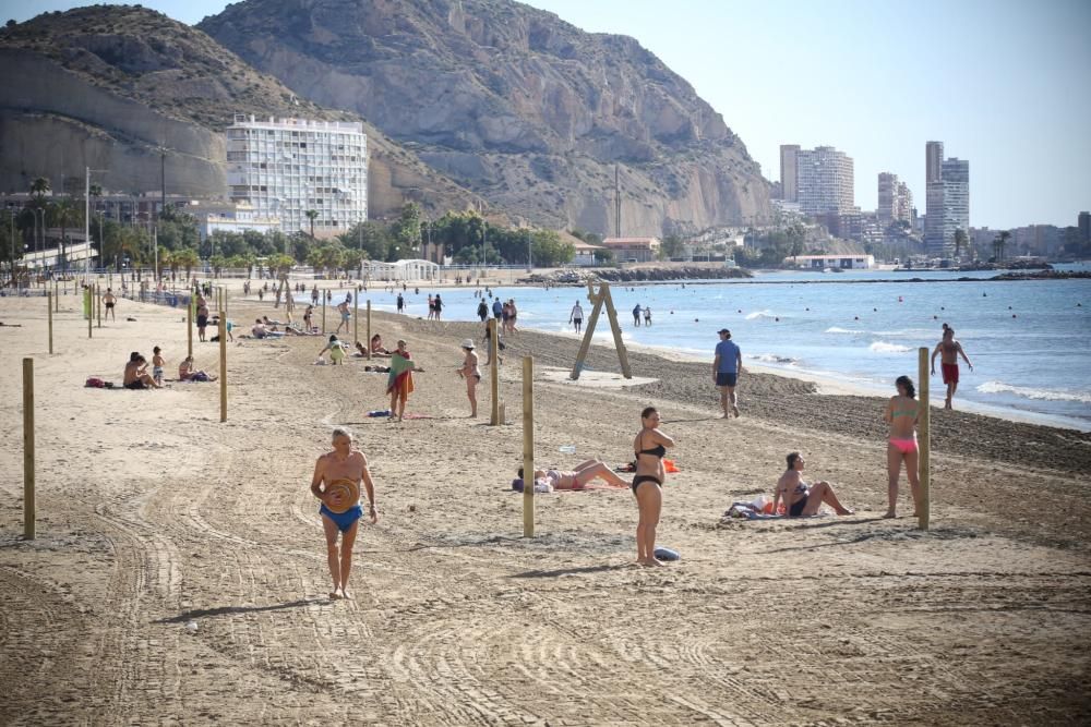 La playa del Postiguet, delimitada con postes