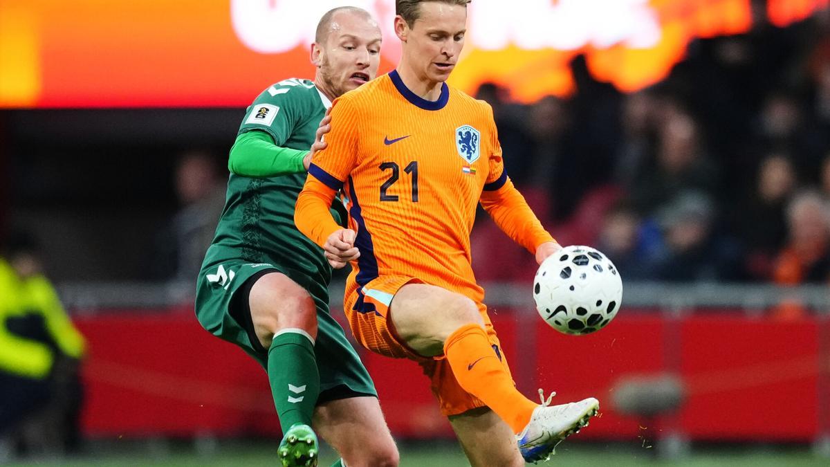 Lithuania's Modestas Vorobjovas, left, challenges Netherlands' Frenkie de Jong during a World Cup 2026 group G qualifying soccer match between Netherlands and Lithuania in Amsterdam, Netherlands, Monday, Nov. 17, 2025. (AP Photo/Peter Dejong)