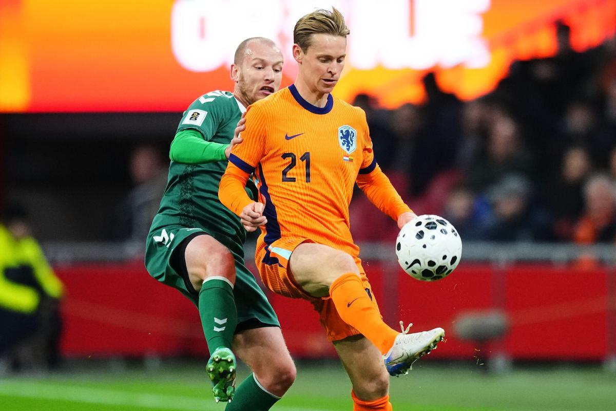 Modestas Vorobjovas, de Lituania, izquierda, desafía al holandés Frenkie de Jong durante un partido de fútbol del grupo G de clasificación para la Copa Mundial 2026 entre Holanda y Lituania en Ámsterdam, Países Bajos, el lunes 17 de noviembre de 2025. (Foto AP/Peter Dejong)