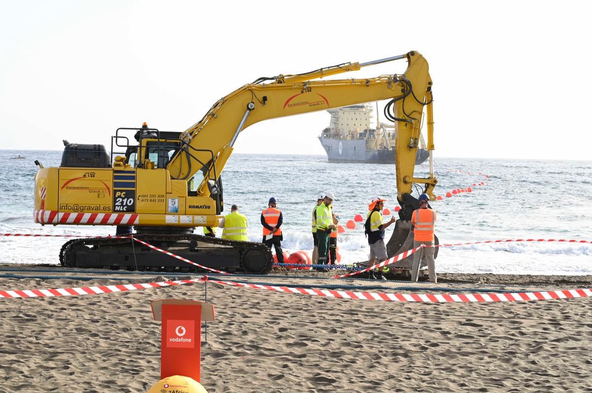 Trabajos en la playa de Salinetas para extender el cable de fibra óptica de Vodafone