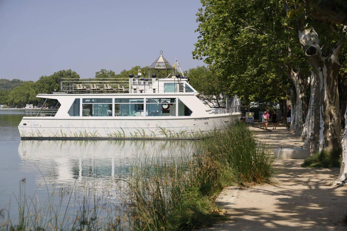 Les imatges del retorn de La Tirona a l'Estany de Banyoles Les imatges del retorn de La Tirona a l'Estany de Banyoles