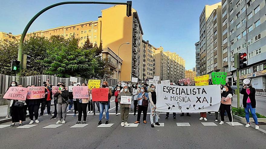 Manifestantes junto al colegio Sagrada Familia en la ronda de Outeiro.   | // LA OPINIÓN