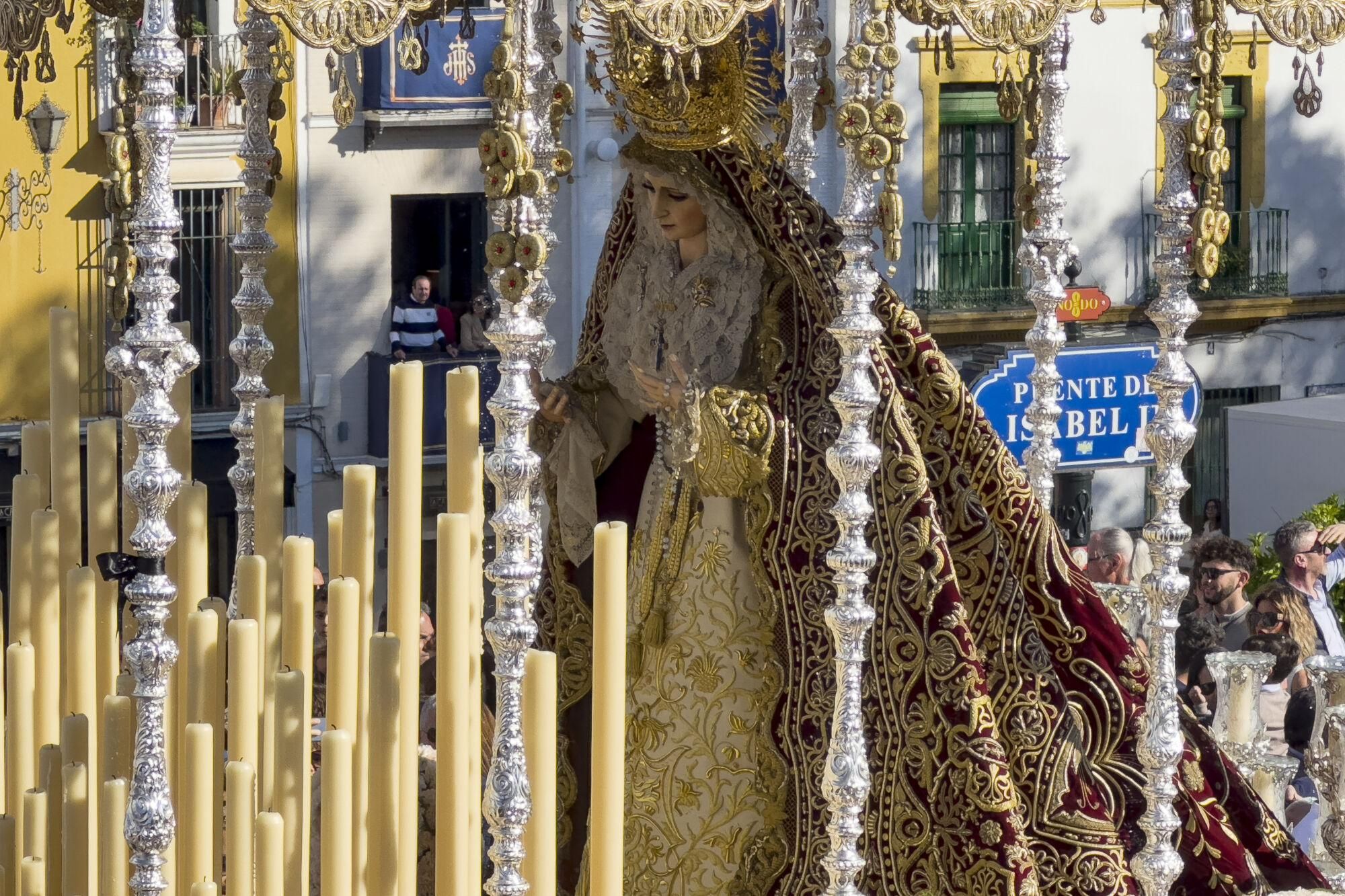 SEVILLA, 18/04/2025.- Procesión de la Hermandad del Santísimo Cristo de la Expiración, conocida popularmente como la Hermandad del Cachorro, este Viernes Santo, en Sevilla. La Hermandad del Santísimo Cristo de la Expiración, conocida popularmente como la Hermandad del Cachorro, realiza su estación de penitencia hoy Viernes Santo, 18 de abril de 2025. Desde su basílica en la calle Castilla, en el corazón de Triana, la cofradía recorrerá Sevilla con sus dos pasos: el del Santísimo Cristo de la Expiración, conocido como el Cachorro, y el de Nuestra Madre y Señora del Patrocinio.  EFE/ David Arjona