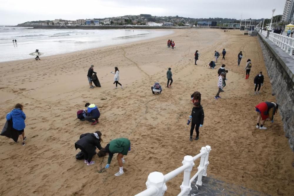 Recogida de plásticos en San Lorenzo (Gijón)