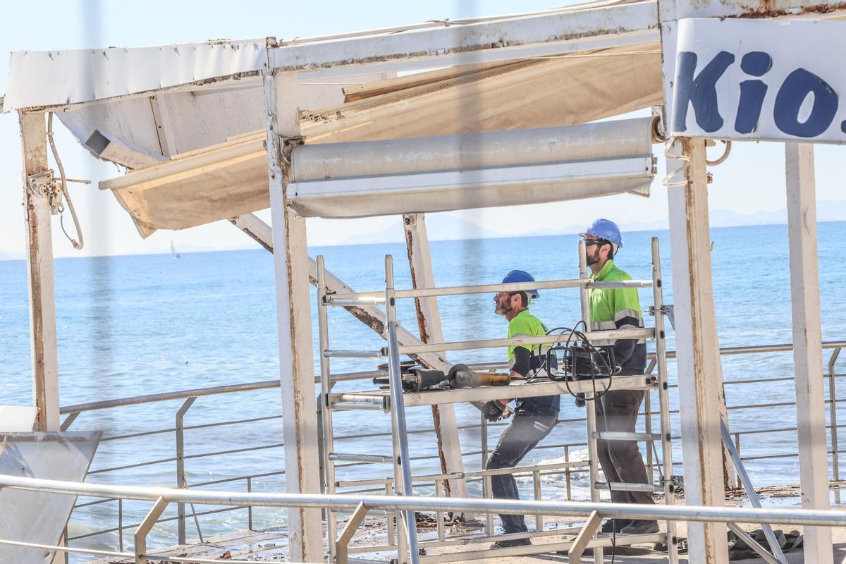 Trabajos de desmontaje y demolición del Kiosco El Tintero en la playa del Cura de Torrevieja por parte del servicio provincial de Costas