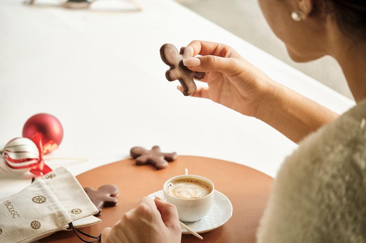 Una dona menja galetes de gingebre, un dels productes nadalencs de Rocambolesc.