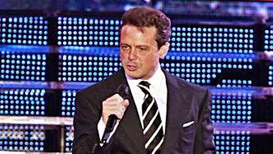 El cantante mexicano Luis Miguel durante una actuación.