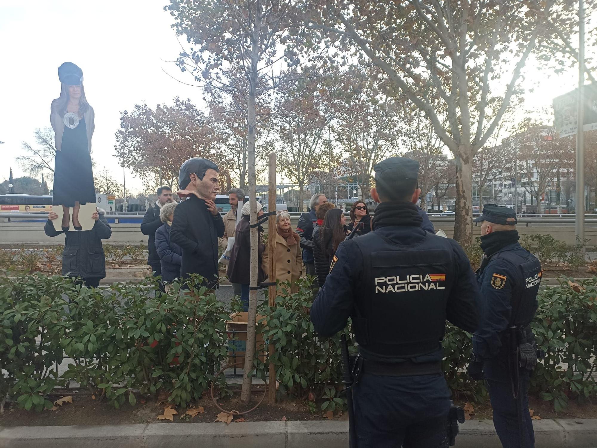 Protestas contra Begoña Gómez cerca de los juzgados de Plaza Castilla, en Madrid.