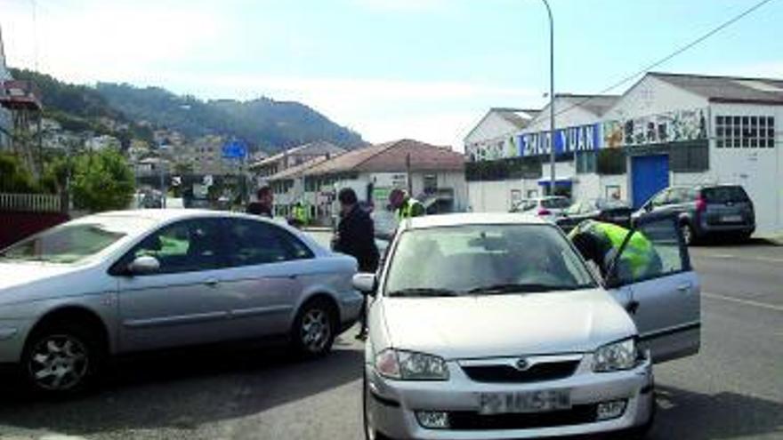 Dos conductores bloquean con sus coches a otro que circulaba errático de Teis a Chapela