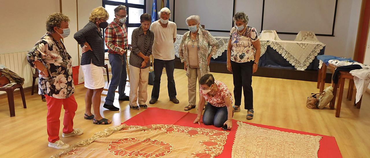 Encuentro de Luisa Danigo con las malleras del taller de Amas de Casa de Luanco.| Fernando Rodríguez