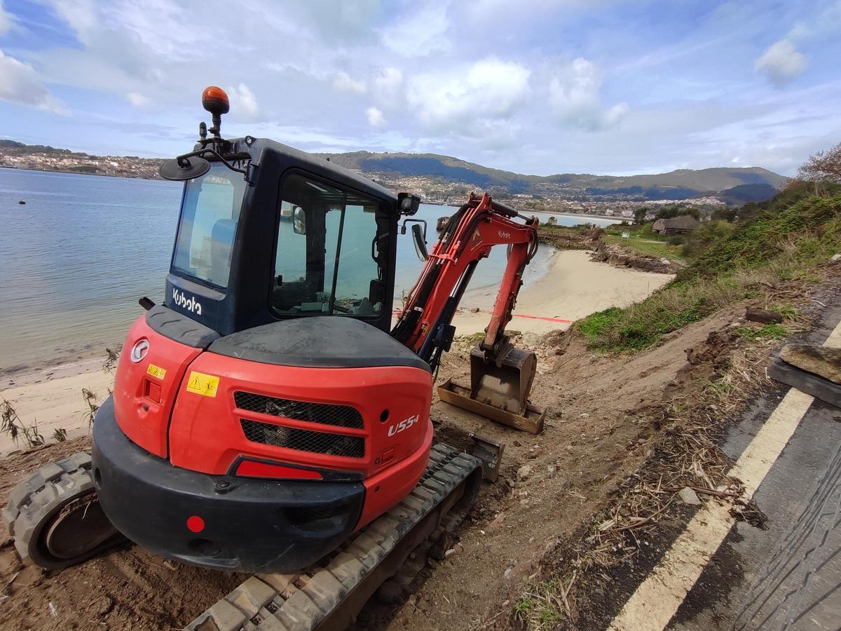 Los trabajos tras el derrumbe del talud sobre la playa de O Cocho.