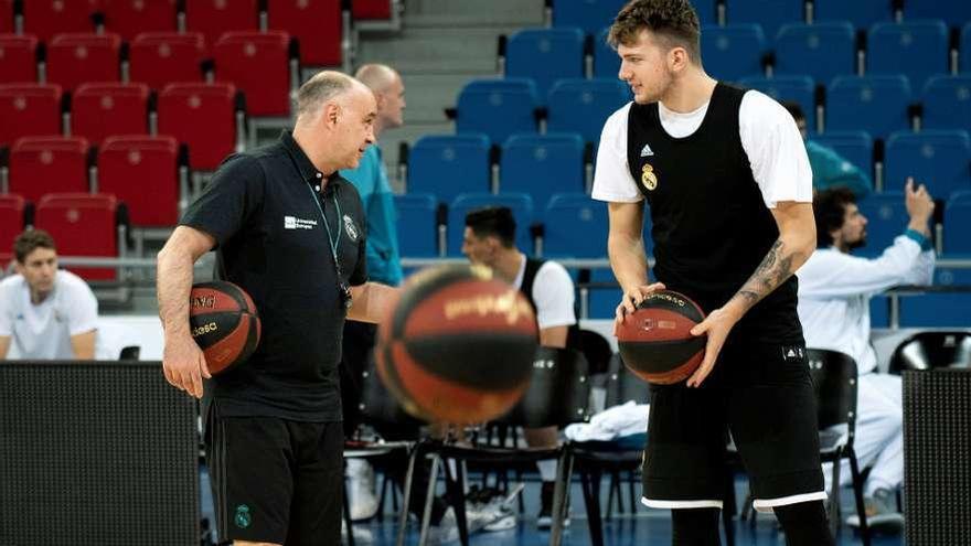 Pablo Laso y Doncic, durante el entrenamiento de ayer. // Efe