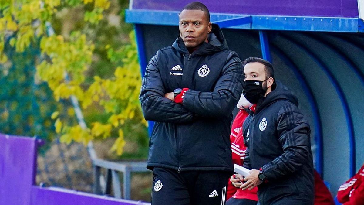 Baptista, exjugador de la etapa más dorada del Málaga CF, en una imagen en el banquillo del División de Honor del Real Valladolid.