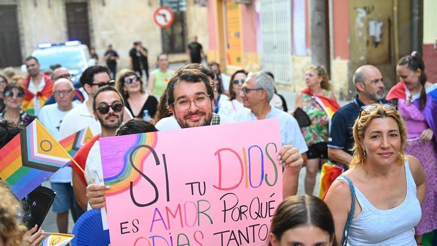 El Orgullo en Orihuela clama contra los discursos de odio de la extrema derecha: "Cuando se da alas a la intolerancia desde las tribunas públicas, se da vía libre para que nos golpeen en las calles"