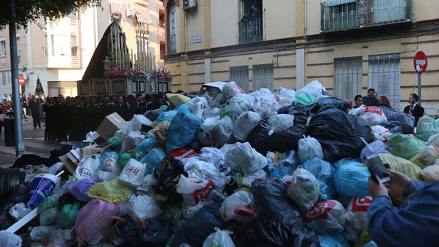 Una de las imágenes de la Semana Santa procesiona por la barriada de Lagunillas, donde todavía no se ha inicio la retirada a fondo.