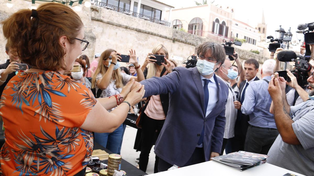 L&#039;expresident de la Generalitat Carles Puigdemont, saludant els organitzadors de l&#039;Aplec Internacional d&#039;Adifolk.