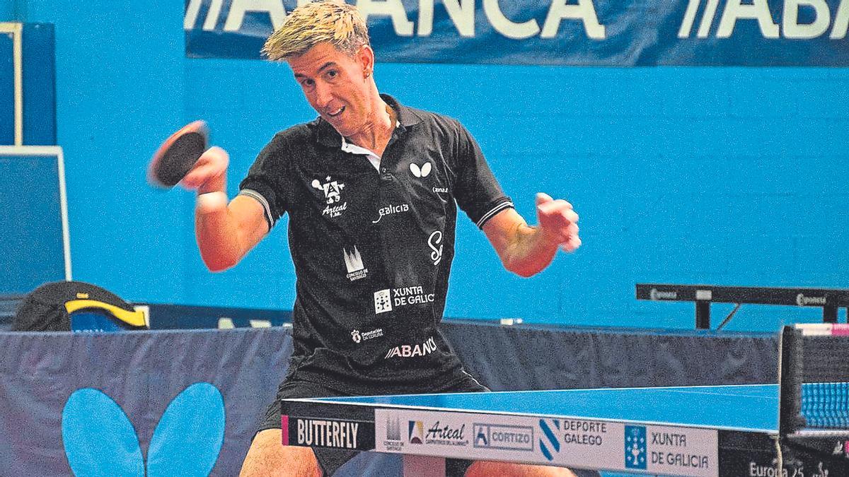 Enio Mendes golpea una pelota durante un punto del partido.