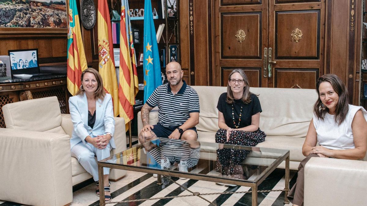 Víctor Elizalde y María Segarra, junto a Begoña Carrasco y Maica Hurtado, durante la recepción en el consistorio.