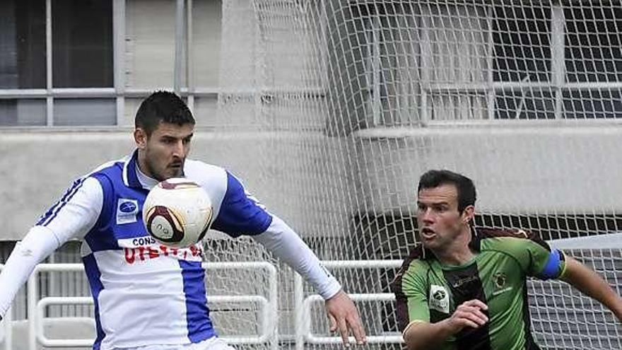 El jugador del Tuilla Yoni, defendido por el capitán estudiantil Adolfo.