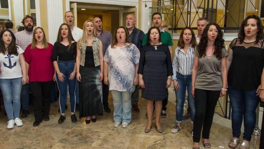 Algunos miembros del Coro del Teatro Principal, durante la presentación que tuvo lugar ayer.