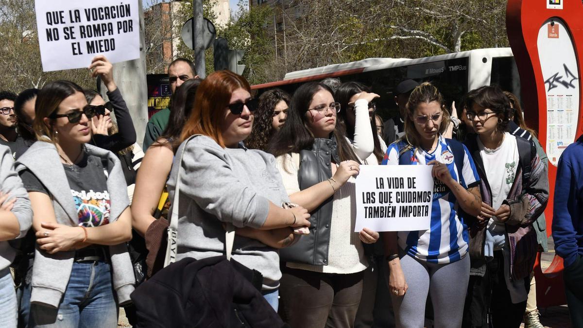 Un momento de la concentración, a las puertas de la Consejería de Política Social, que realizaron los educadores sociales este viernes día 14.